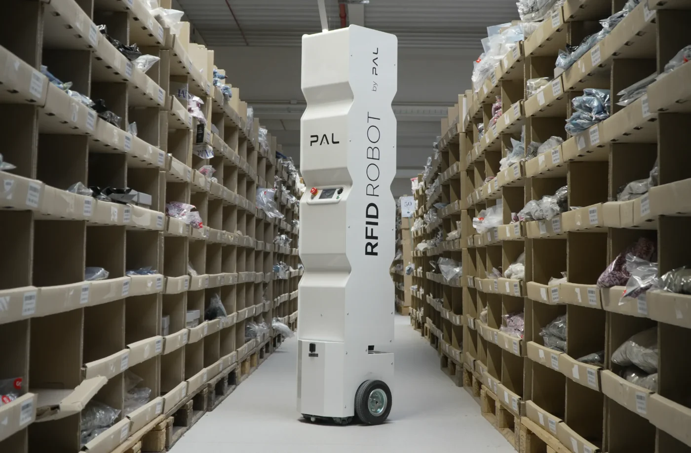 جرد RFID ذاتي في ممر مستودع ضيق