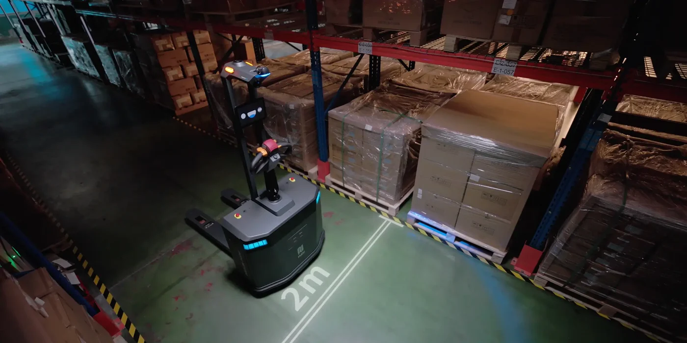 PUDU MP2000 maneuvering between warehouse pallet positions