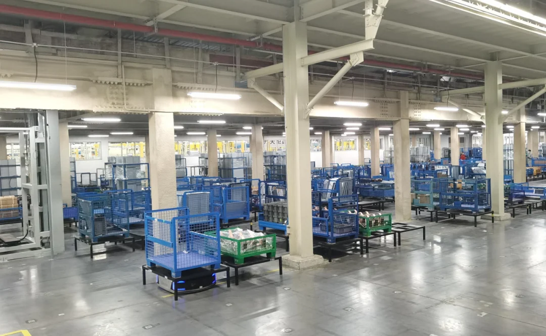 P800R moving material racks through a Siemens production/storage area