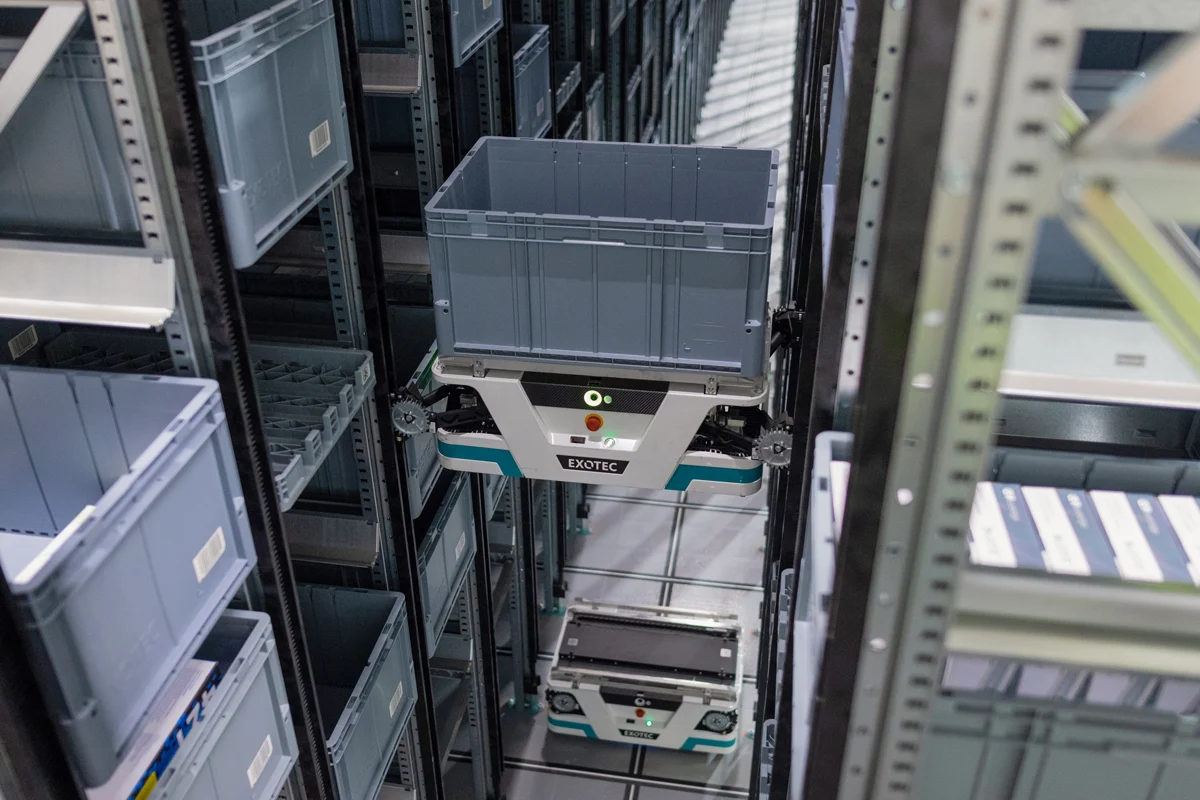Skypod climbing the storage rack while carrying a tote